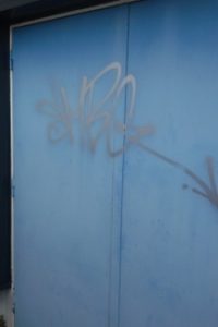 Porte avec grafiti